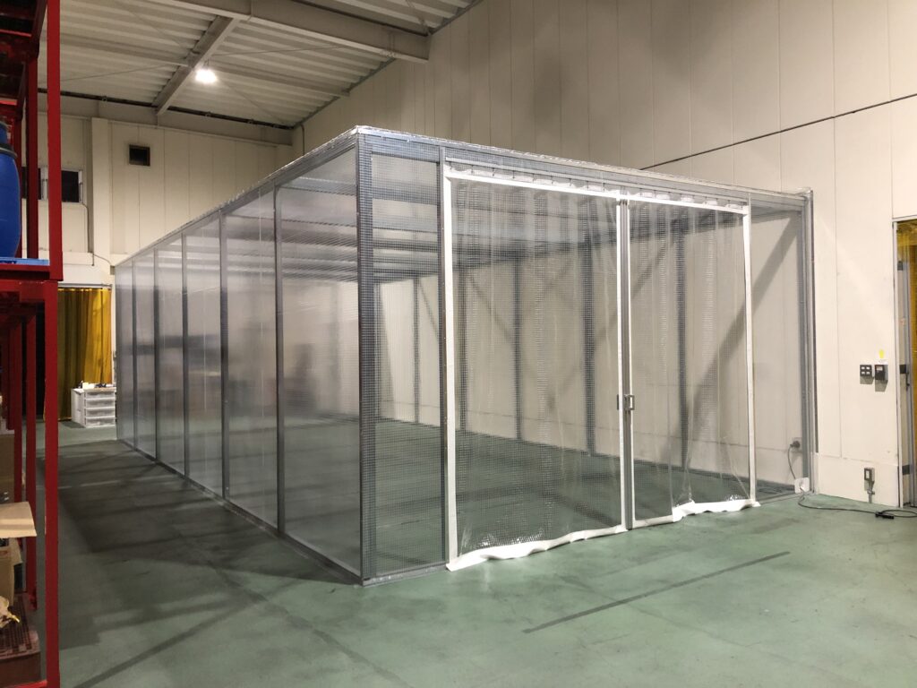 ビニール間仕切り